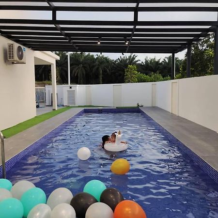 Desaru Homestay-Eva Villa Pool Homestay By Yolo Resort Bandar Penawar ภายนอก รูปภาพ